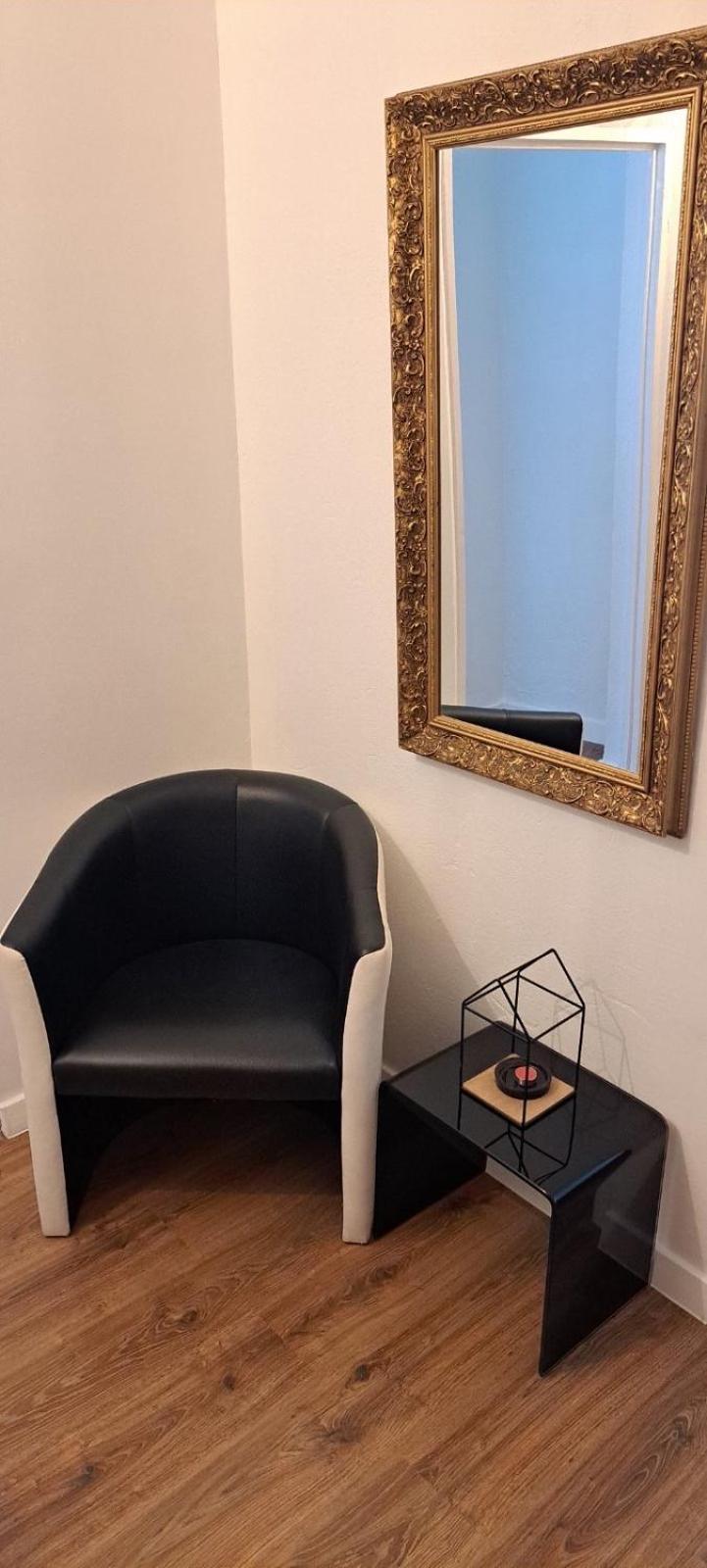 Utulny Apartman Blizko Centra Michalovce Exteriör bild
