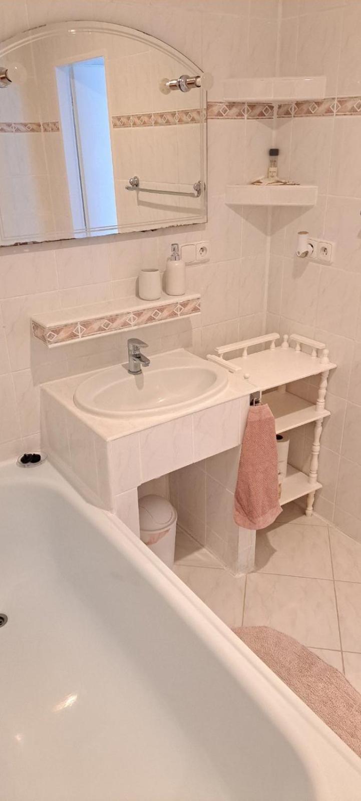 Utulny Apartman Blizko Centra Michalovce Exteriör bild